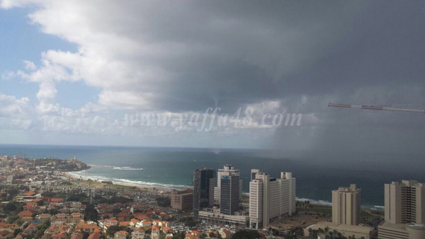 بالفيديو والصور: إعصار "تورنادو" صغير يتشكل قبالة شواطئ مدينة يافا